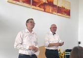 Oberkirchenrat Pfarrer Christian Schwindt (r.) und Matthias Blöser (l.) beim Sommerfest des Projektes Demokratie stärken