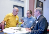 Matthias Blöser vom ZGV (Mitte) im Gespräch mit Bischof Dr. Georg Bätzing (rechts). Foto: Annette Krumpholz