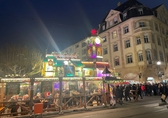 Mit Weihnachtsbeleuchtung bestückte Buden auf dem Frankfurter Weihnachtsmarkt. Foto: ZGV