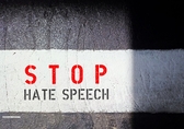 Weißer Untergrund, darauf steht in zwei Zeilen Stop in rot und Hate Speech in schwarz darunter. Foto AdobeStock 583815771