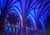 Blick auf den oberen Teil des Kirchenraums der Heilandskirche Leipzig. Blau angeleuchtet. Foto von Stefan Heinig